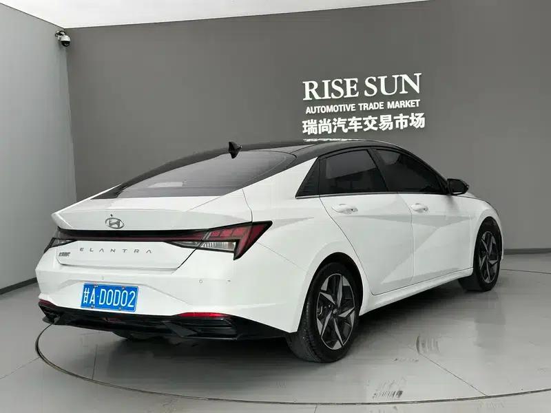 Hyundai Elantra 2021 1.5L CVT LUX Premium Edition — миниатюра 6