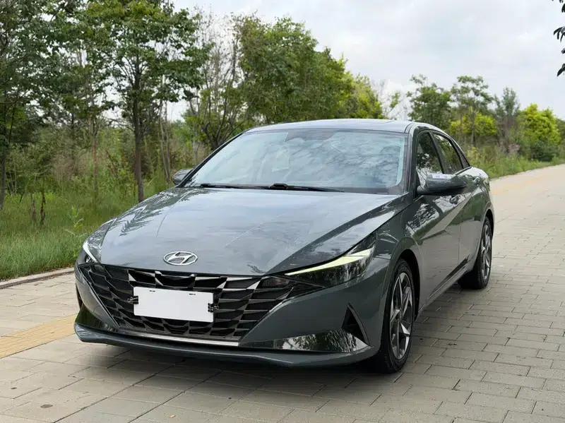 Hyundai Elantra 2022 1.5L CVT LUX Premium Edition — миниатюра 1
