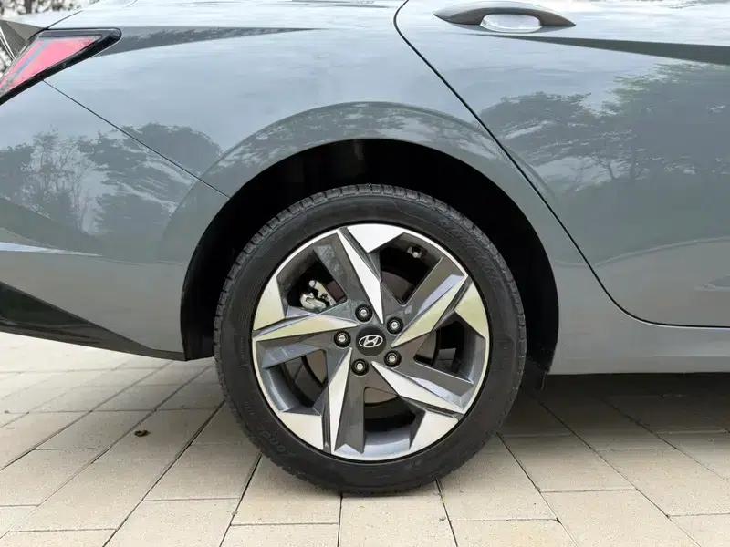 Hyundai Elantra 2022 1.5L CVT LUX Premium Edition — миниатюра 11