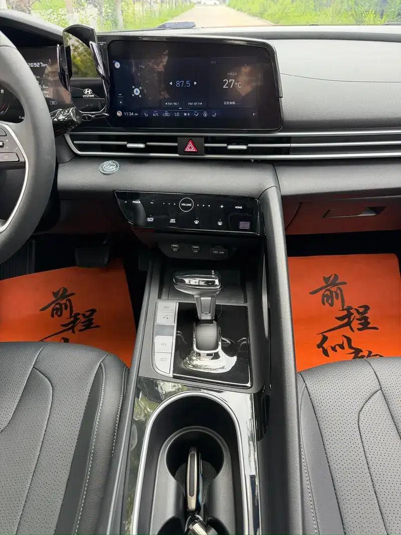 Hyundai Elantra 2022 1.5L CVT LUX Premium Edition — миниатюра 18
