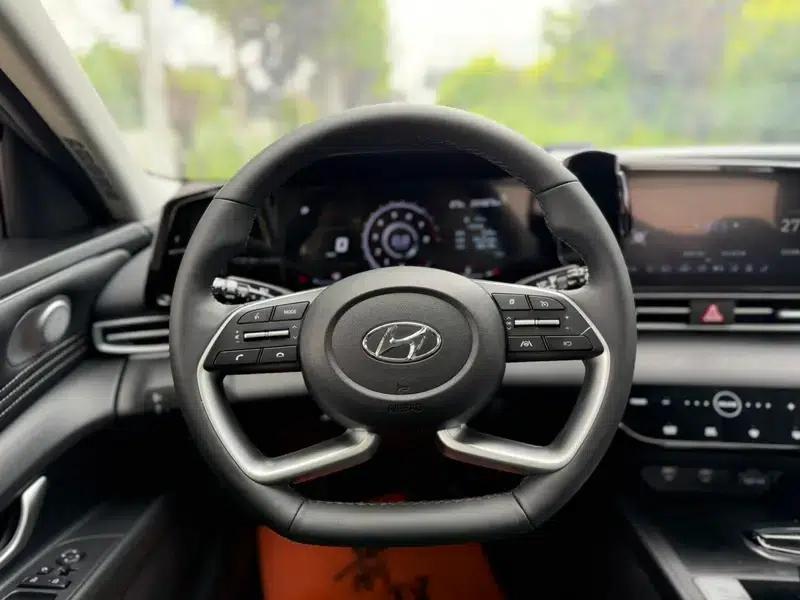 Hyundai Elantra 2022 1.5L CVT LUX Premium Edition — миниатюра 20