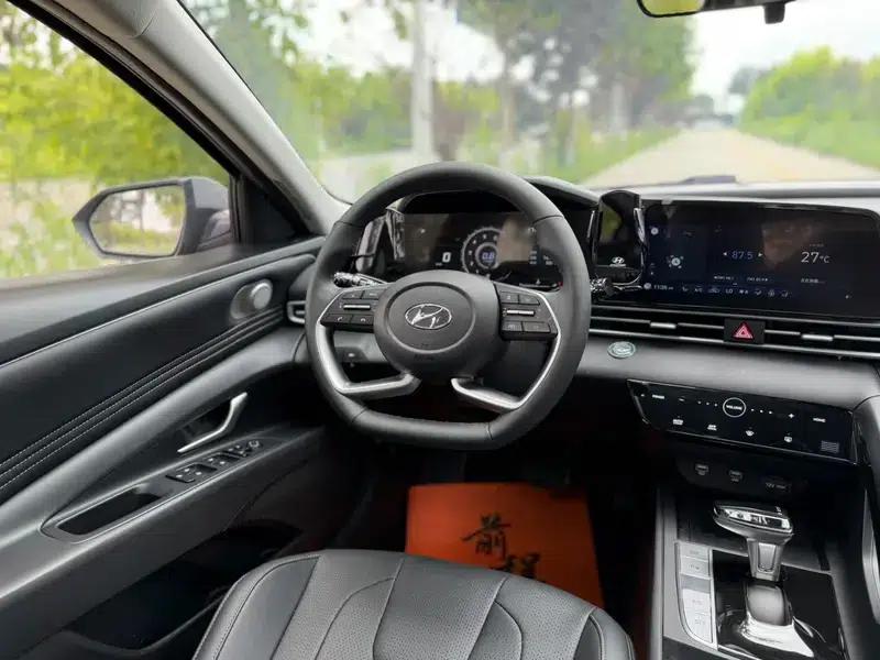 Hyundai Elantra 2022 1.5L CVT LUX Premium Edition — миниатюра 22