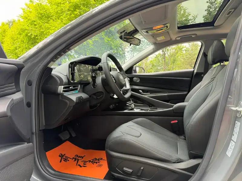 Hyundai Elantra 2022 1.5L CVT LUX Premium Edition — миниатюра 23