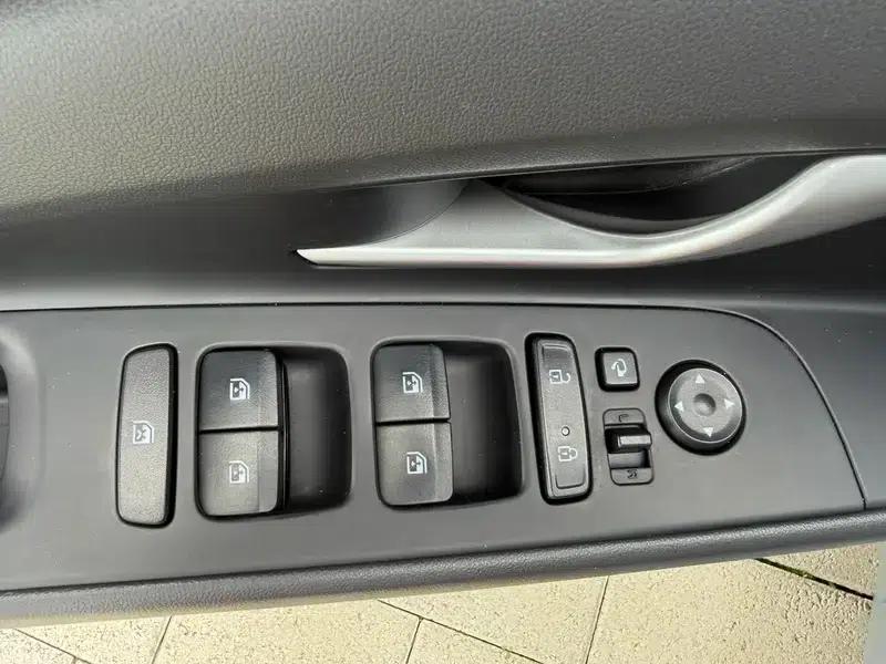 Hyundai Elantra 2022 1.5L CVT LUX Premium Edition — миниатюра 25
