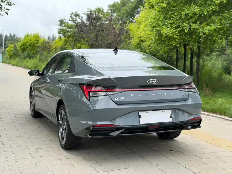 Hyundai Elantra 2022 1.5L CVT LUX Premium Edition — миниатюра 4