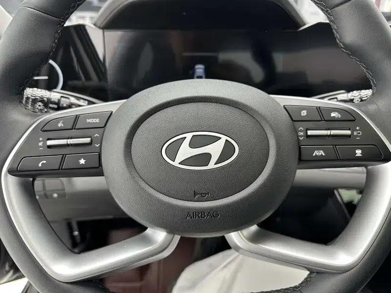 Hyundai Elantra 2023 1.5L CVT LUX Premium Edition — миниатюра 11