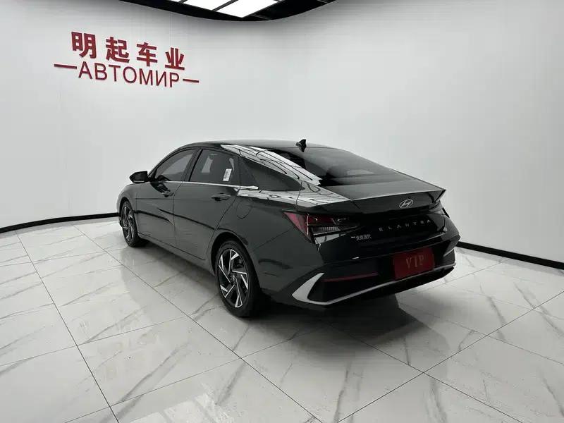 Hyundai Elantra 2023 1.5L CVT LUX Premium Edition — миниатюра 4