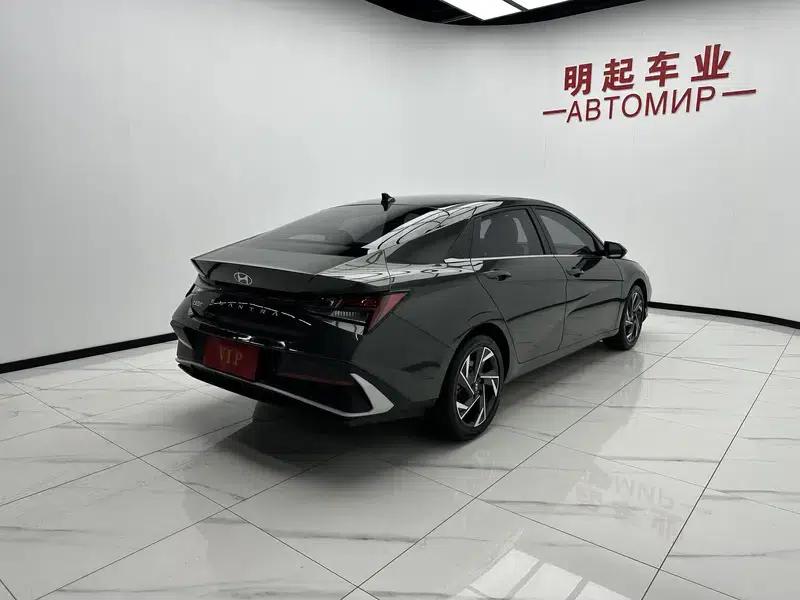 Hyundai Elantra 2023 1.5L CVT LUX Premium Edition — миниатюра 6