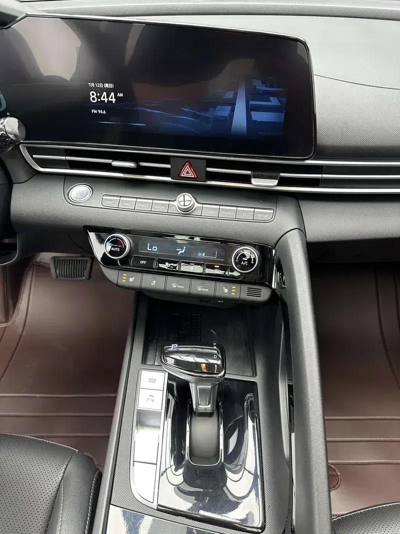 Hyundai Elantra 2023 1.5L CVT LUX Premium Edition — миниатюра 7