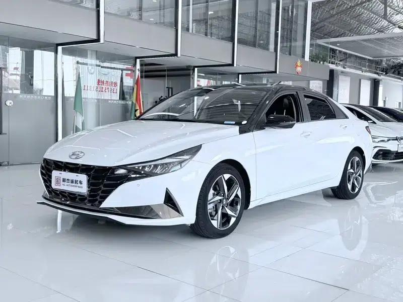 Hyundai Elantra 2022 1.5L CVT LUX Premium Edition — миниатюра 1