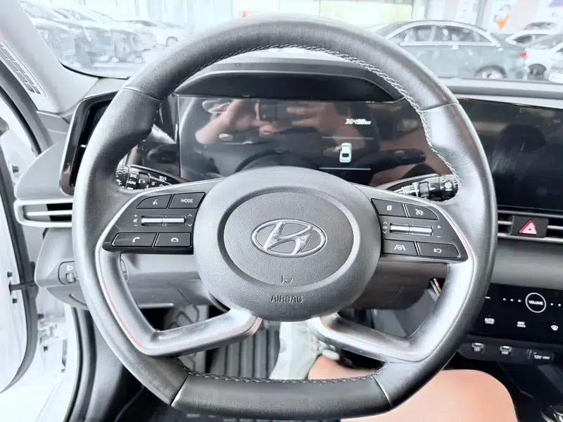 Hyundai Elantra 2022 1.5L CVT LUX Premium Edition — миниатюра 13