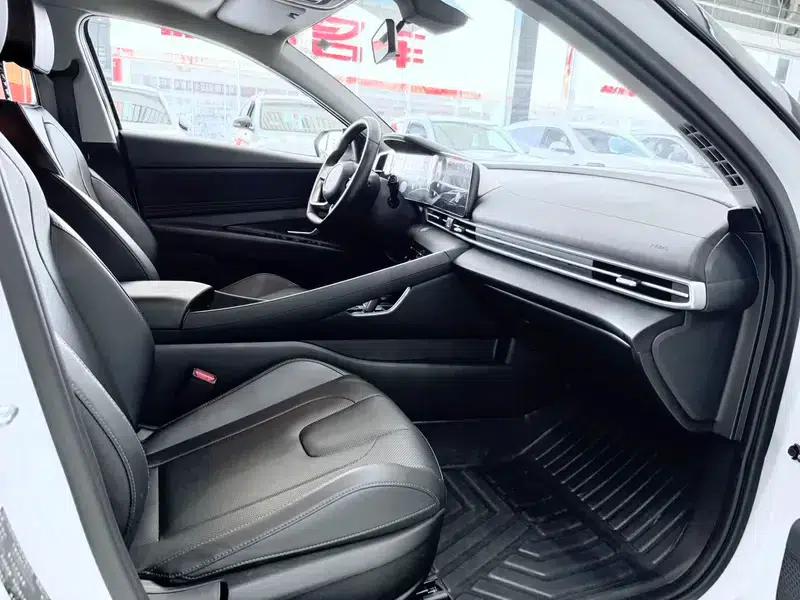 Hyundai Elantra 2022 1.5L CVT LUX Premium Edition — миниатюра 17