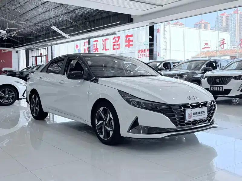 Hyundai Elantra 2022 1.5L CVT LUX Premium Edition — миниатюра 3