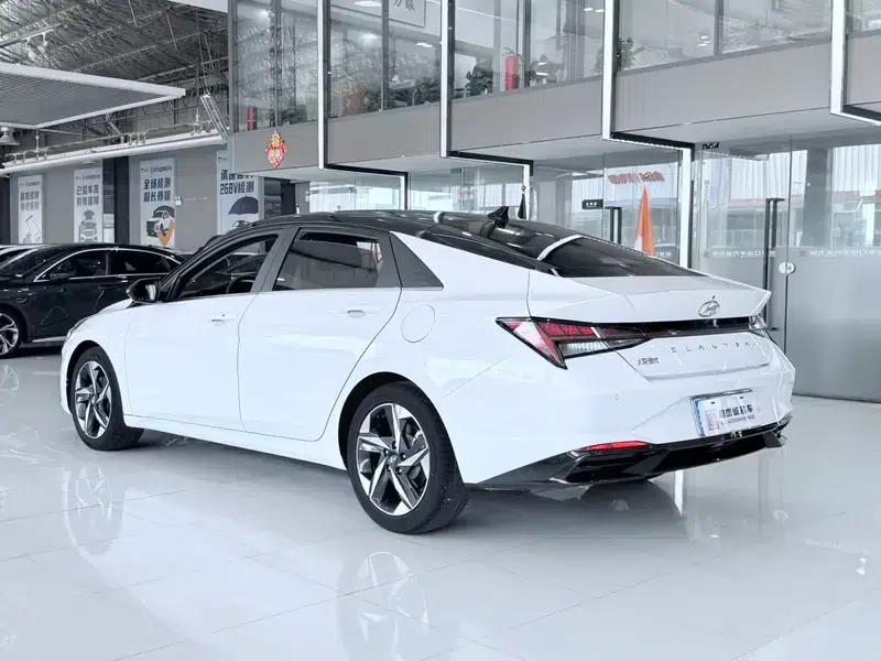 Hyundai Elantra 2022 1.5L CVT LUX Premium Edition — миниатюра 4