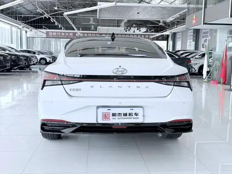 Hyundai Elantra 2022 1.5L CVT LUX Premium Edition — миниатюра 5