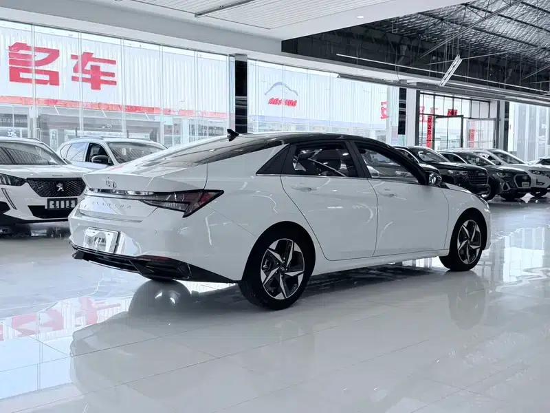 Hyundai Elantra 2022 1.5L CVT LUX Premium Edition — миниатюра 6