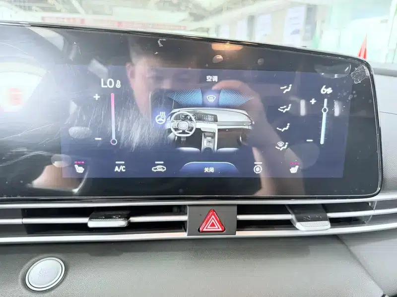 Hyundai Elantra 2022 1.5L CVT LUX Premium Edition — миниатюра 9