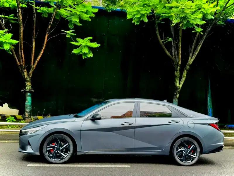Hyundai Elantra 2022 1.5L CVT LUX Premium Edition — миниатюра 3