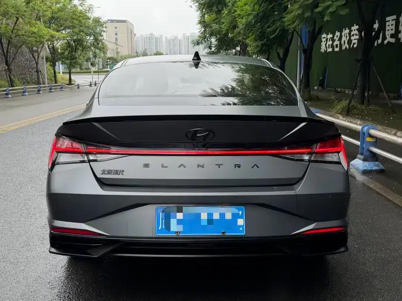 Hyundai Elantra 2022 1.5L CVT LUX Premium Edition — миниатюра 4