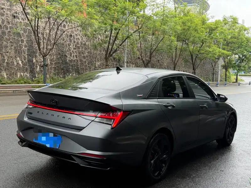 Hyundai Elantra 2022 1.5L CVT LUX Premium Edition — миниатюра 5