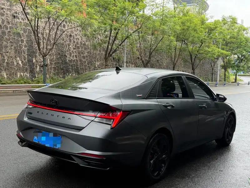 Hyundai Elantra 2022 1.5L CVT LUX Premium Edition — миниатюра 6