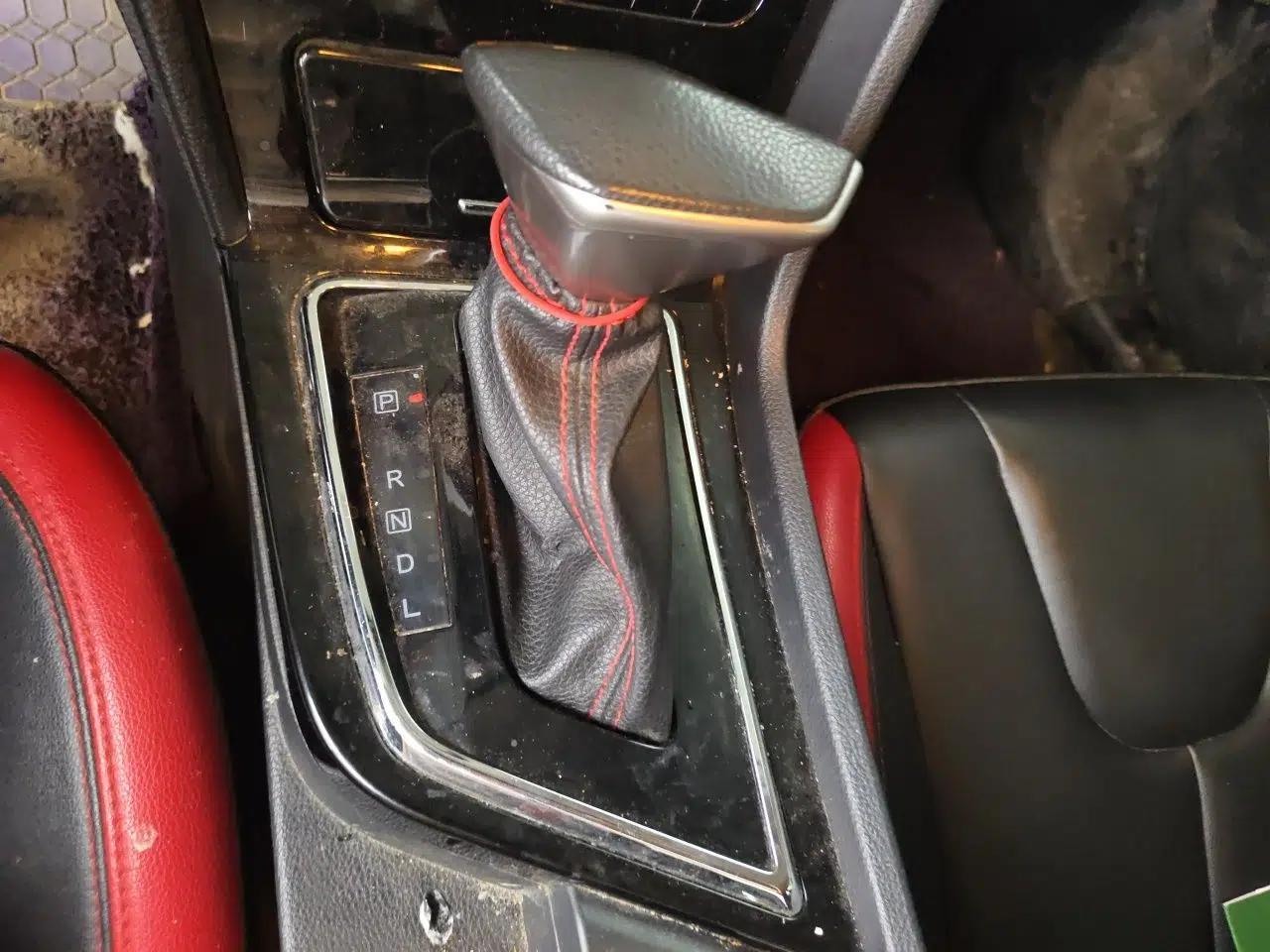 Venucia D60 2018 1.6L CVT Smart Connect Elite Edition — миниатюра 14
