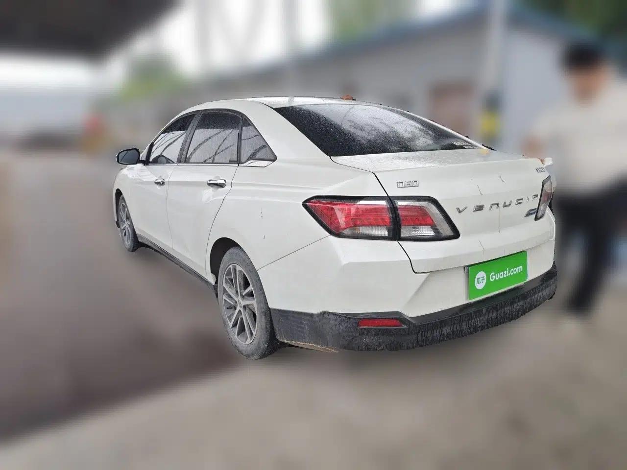 Venucia D60 2018 1.6L CVT Smart Connect Elite Edition — миниатюра 4