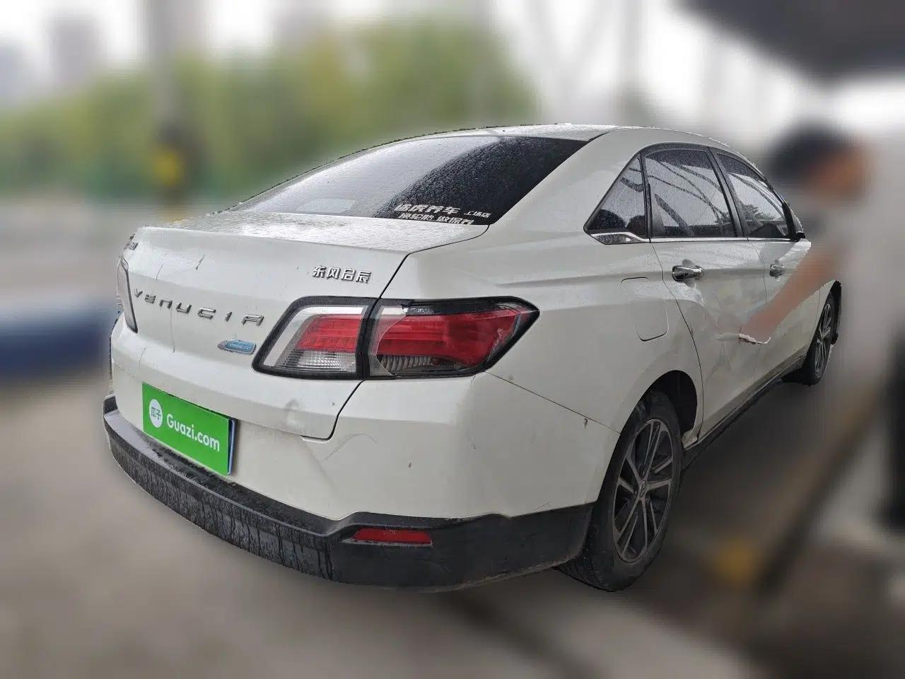 Venucia D60 2018 1.6L CVT Smart Connect Elite Edition — миниатюра 6