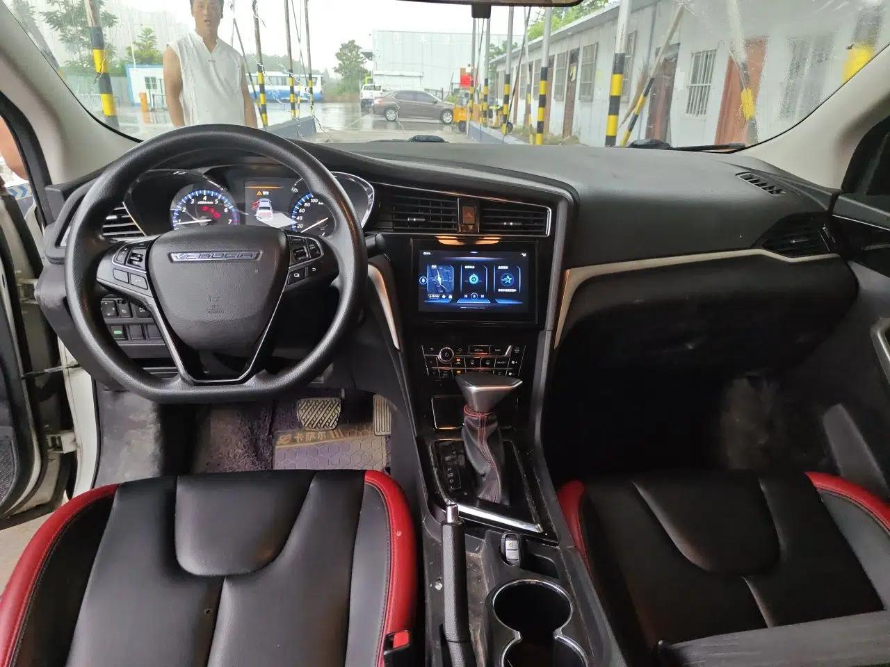 Venucia D60 2018 1.6L CVT Smart Connect Elite Edition — миниатюра 9