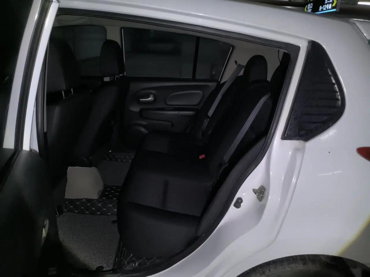 Venucia R50 2015 1.6L Manual Fashion Edition — миниатюра 17