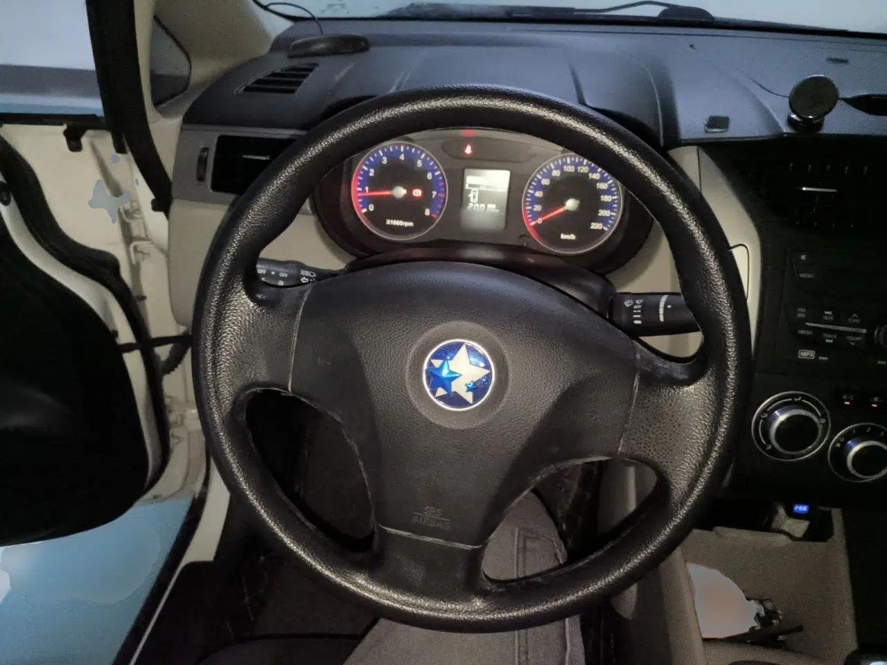 Venucia R50 2015 1.6L Manual Fashion Edition — миниатюра 10