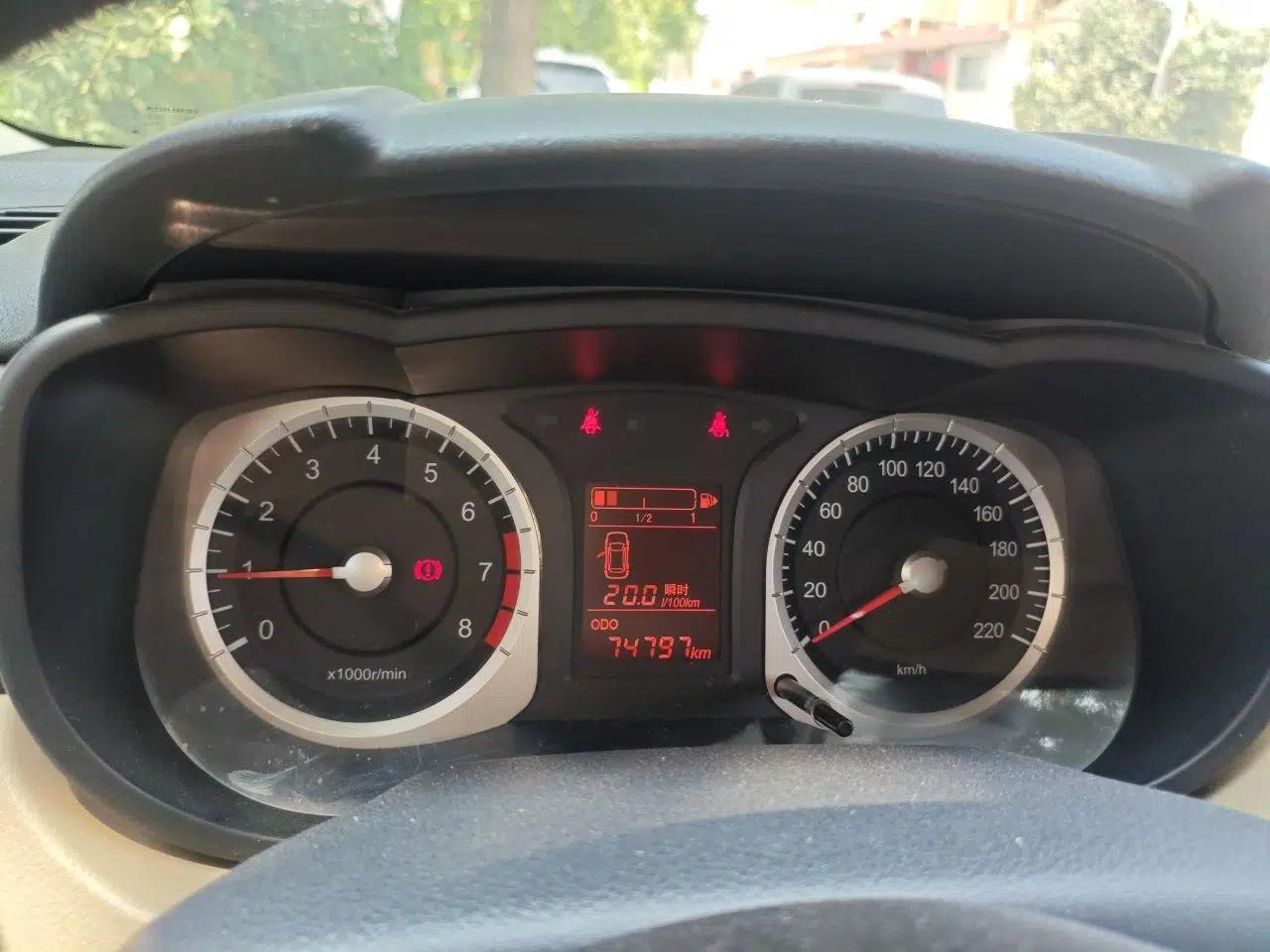 Venucia R50 2013 1.6L Manual Fashion Edition — миниатюра 11