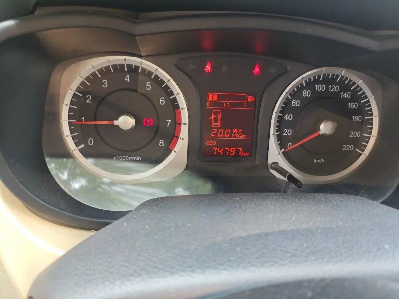 Venucia R50 2013 1.6L Manual Fashion Edition — миниатюра 12