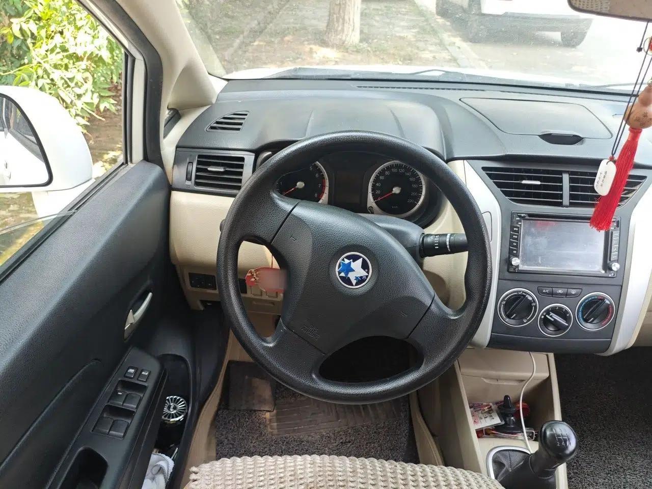 Venucia R50 2013 1.6L Manual Fashion Edition — миниатюра 10