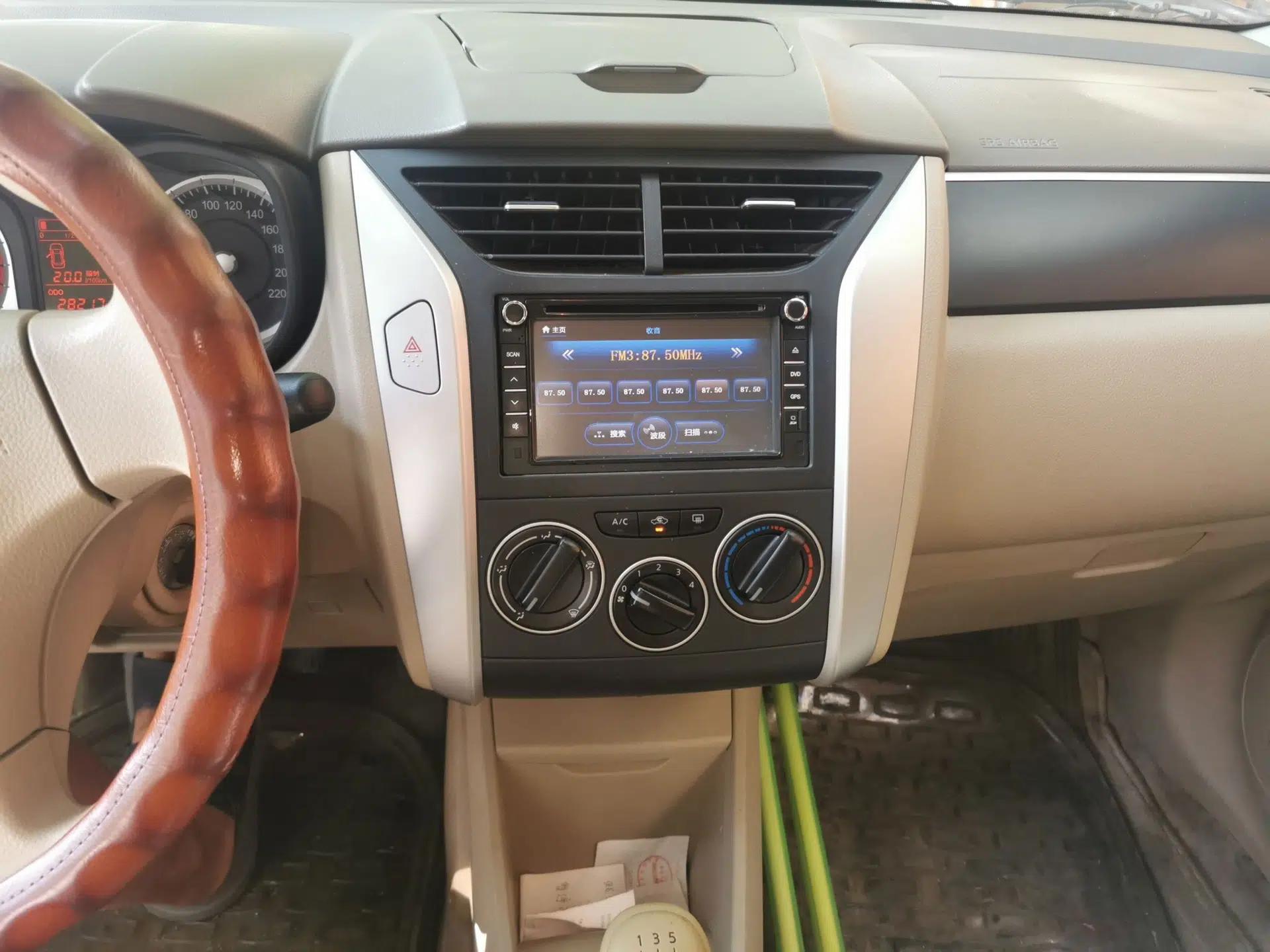 Venucia D50 2012 1.6L Manual Luxury Edition — миниатюра 13