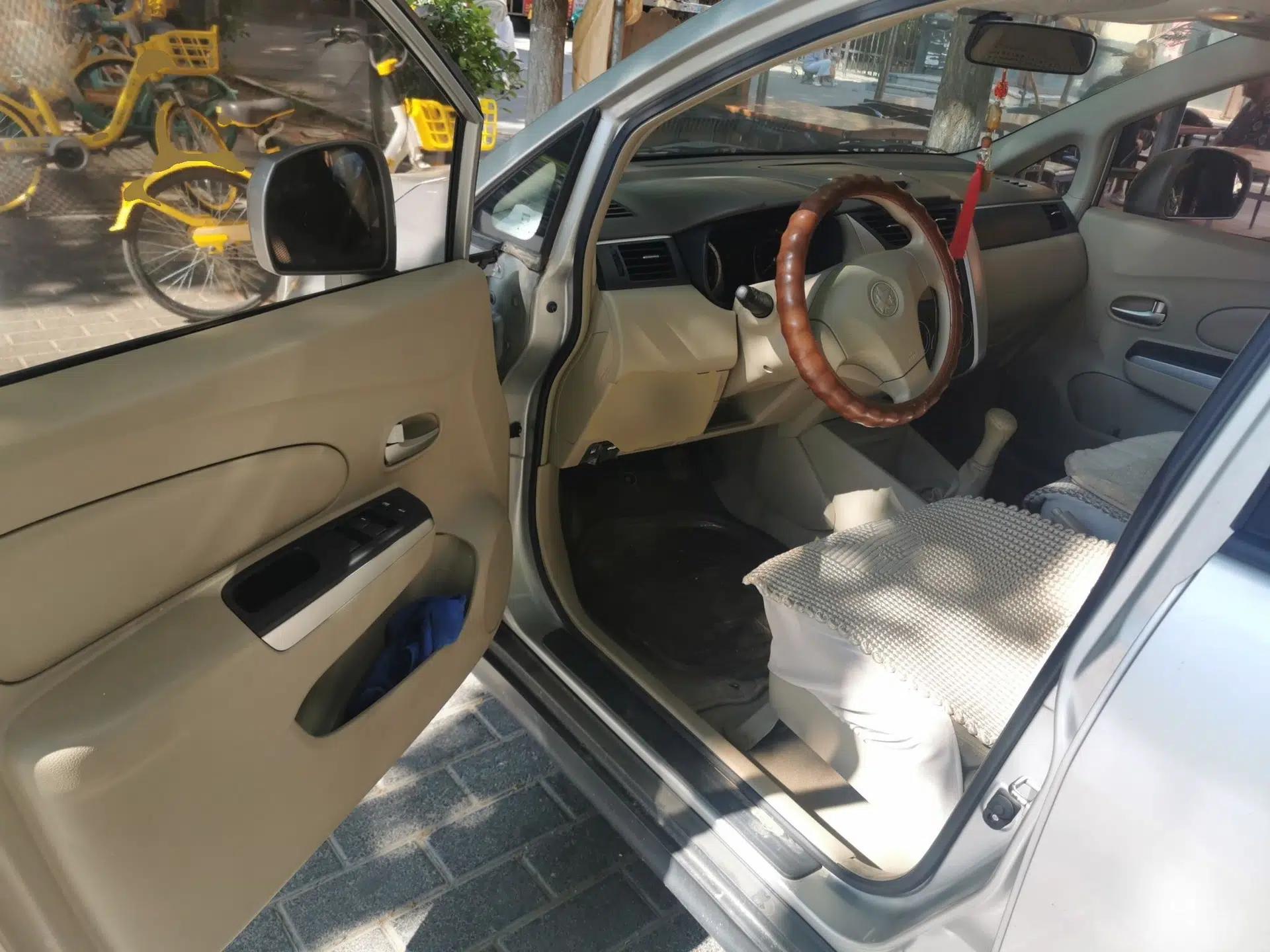 Venucia D50 2012 1.6L Manual Luxury Edition — миниатюра 16