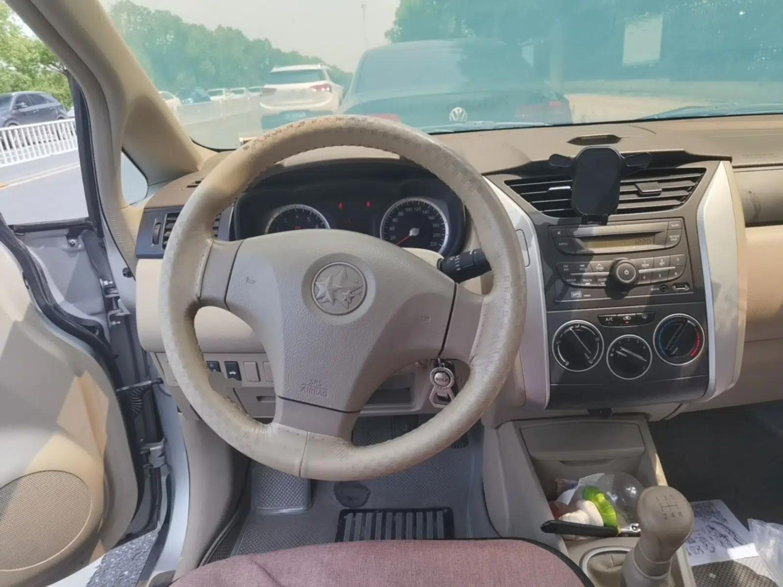 Venucia D50 2012 1.6L Manual Comfort Edition — миниатюра 10