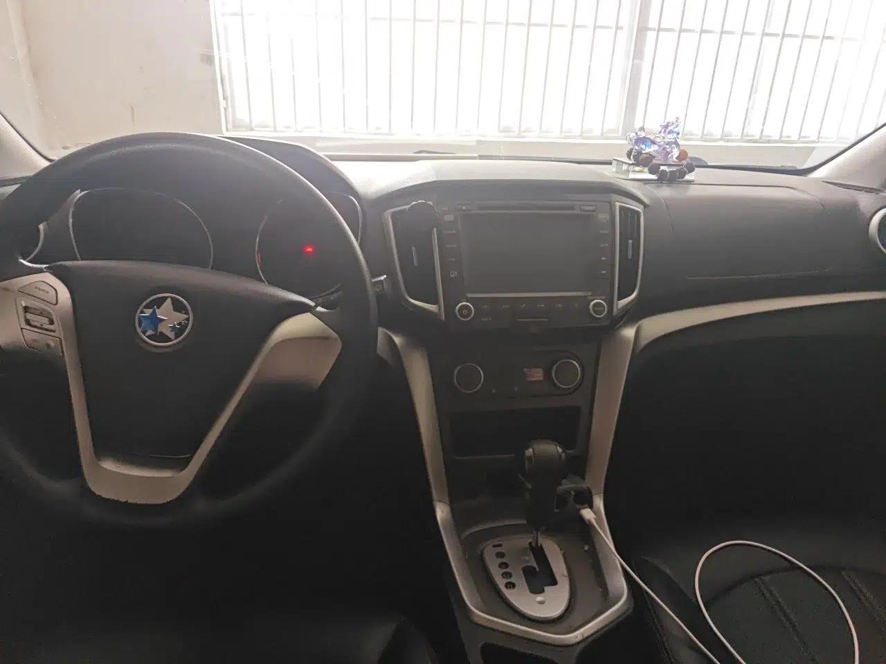 Venucia T70X 2015 2.0L CVT SmartFun Sport Edition — миниатюра 9