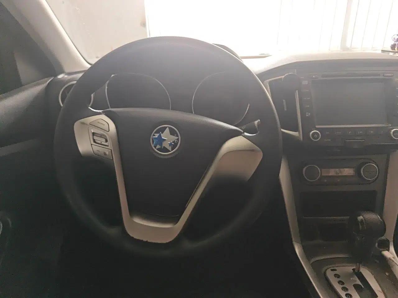 Venucia T70X 2015 2.0L CVT SmartFun Sport Edition — миниатюра 10