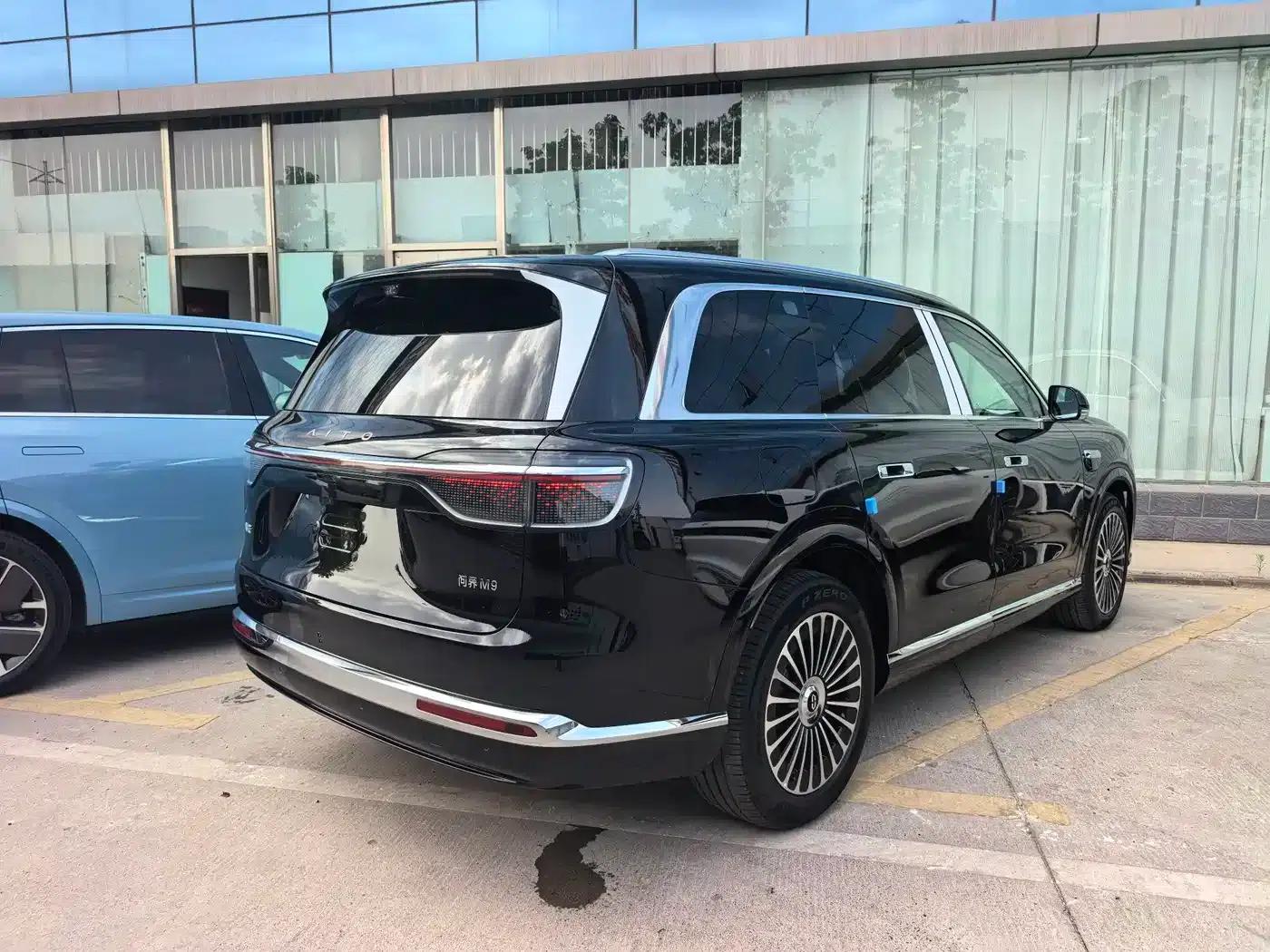Wenjie M9 2026 Model Extended Range Max+ 6-Seater — миниатюра 6