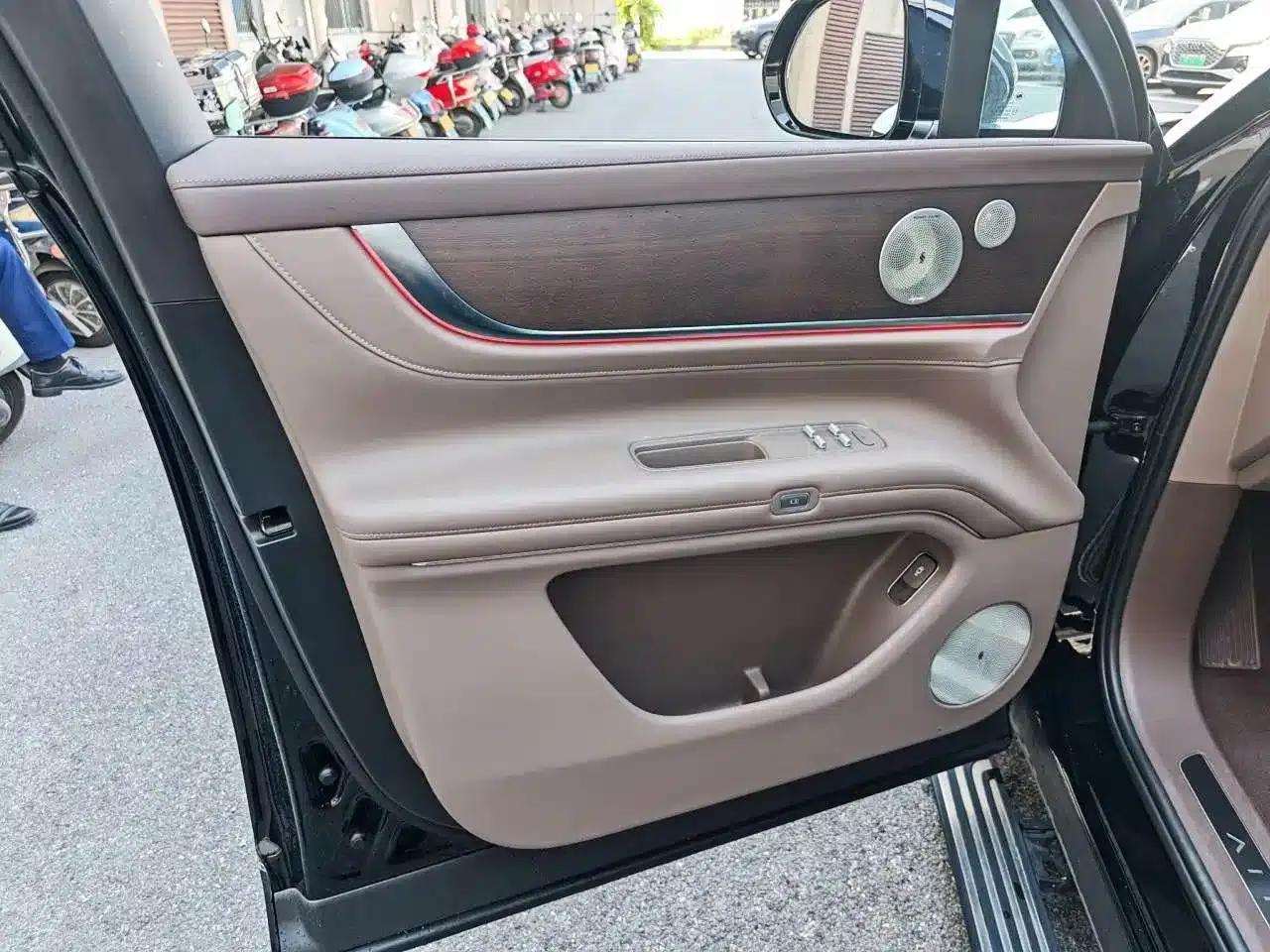 Wenjie M9 2025 Extended Range Ultra Edition 52kWh 5-Seat Version (192-line LiDAR) — миниатюра 11