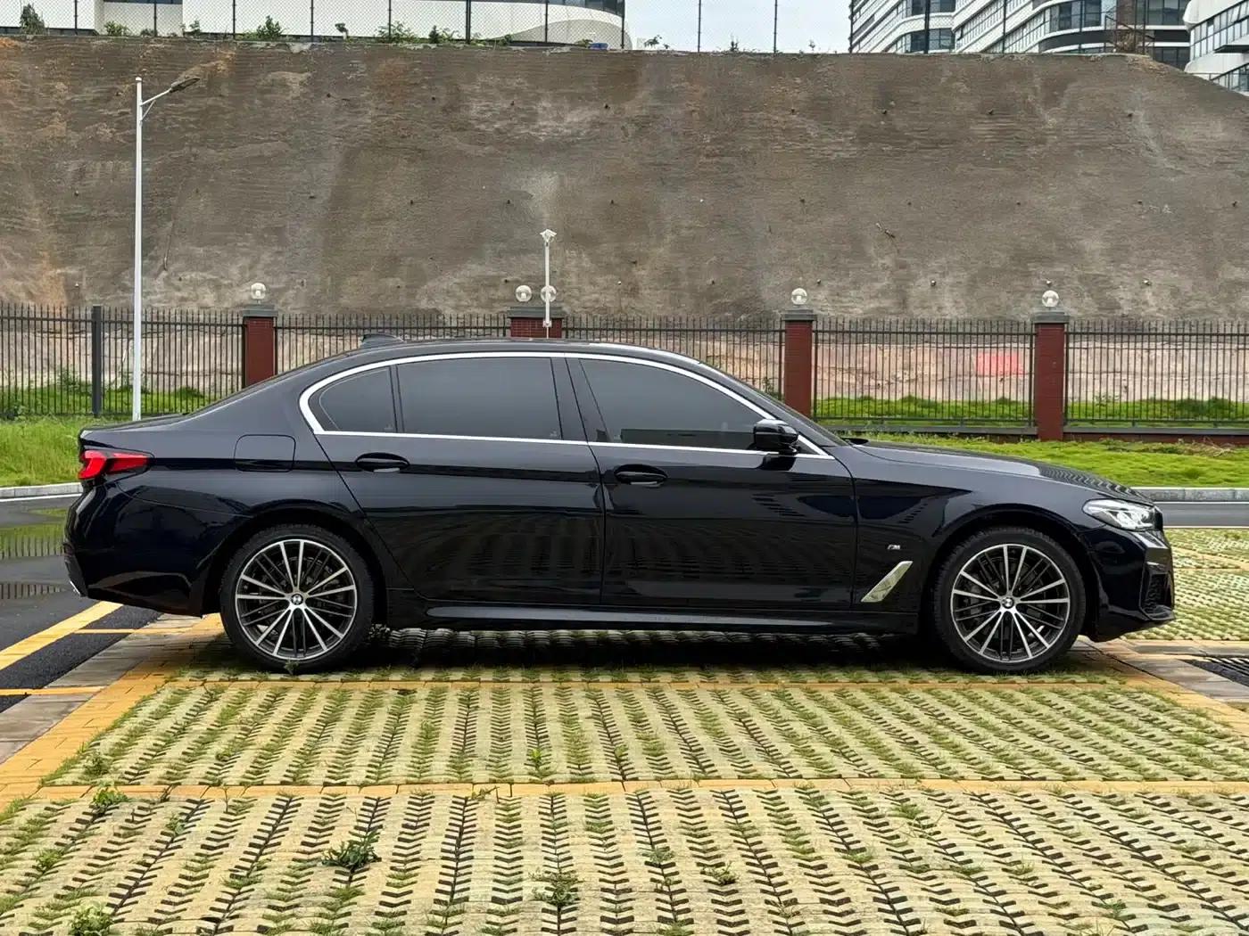 2021 BMW 5 Series 530Li Leading Edition M Sport Package — миниатюра 26