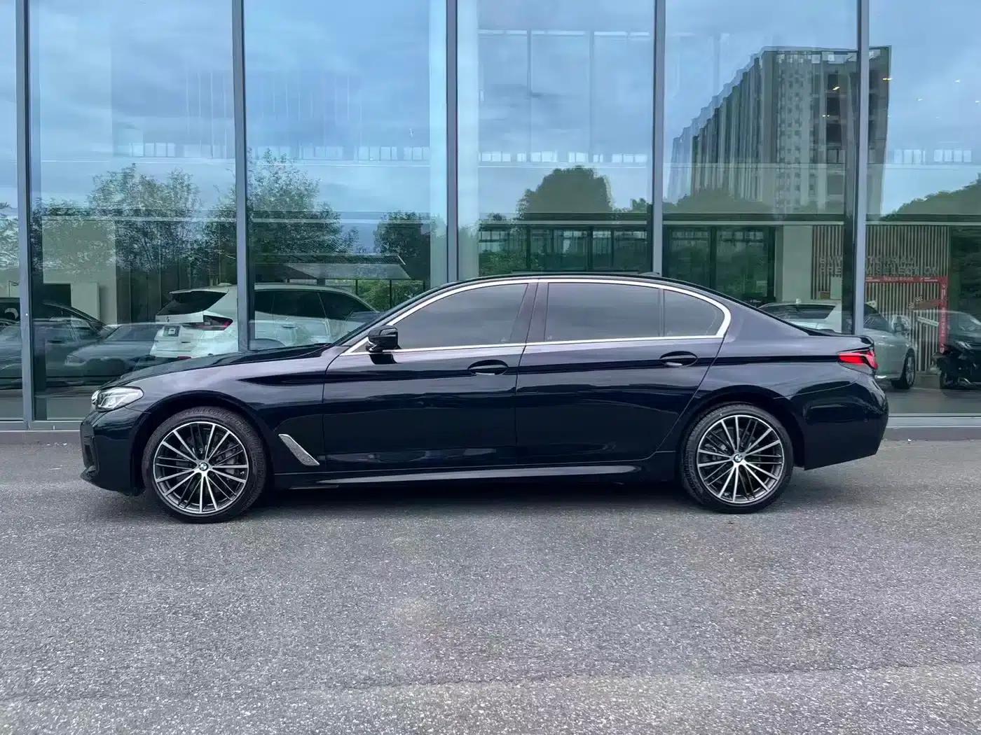 2023 BMW 5 Series 530Li Leading Edition M Sport Package — миниатюра 4