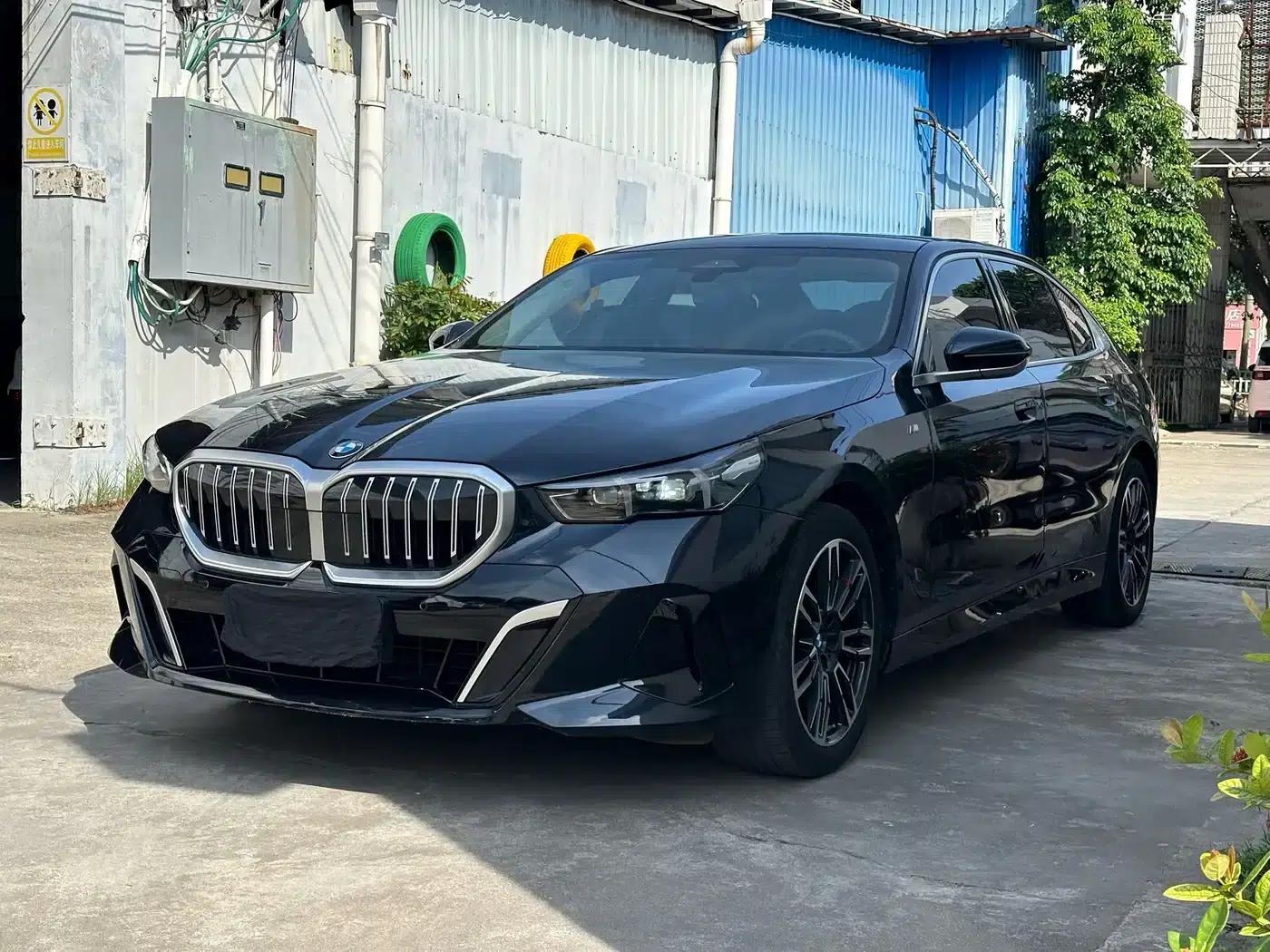 2024 BMW 5 Series 525Li M Sport Package — миниатюра 1