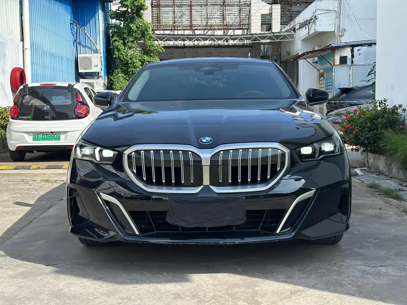 2024 BMW 5 Series 525Li M Sport Package — миниатюра 3