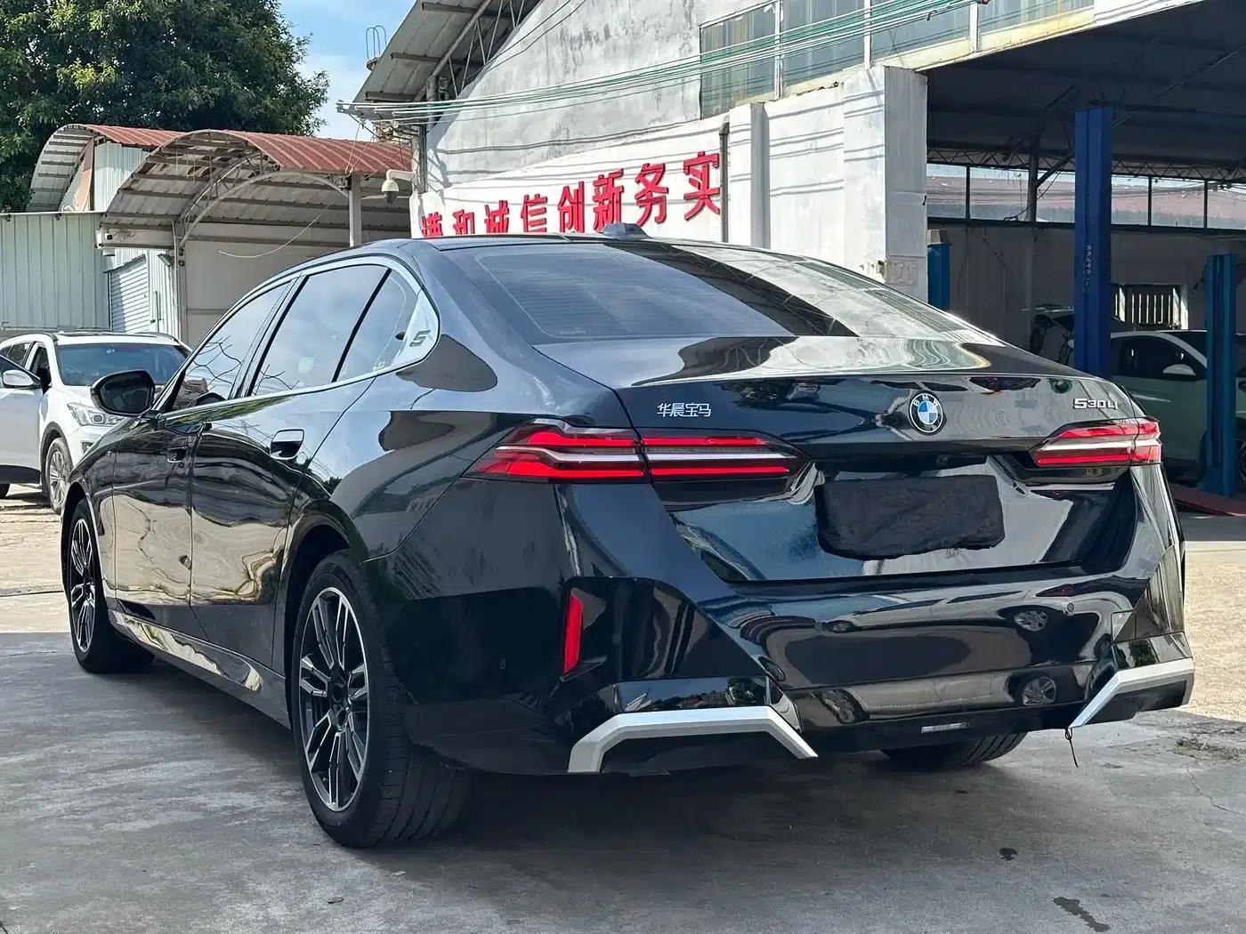 2024 BMW 5 Series 525Li M Sport Package — миниатюра 4