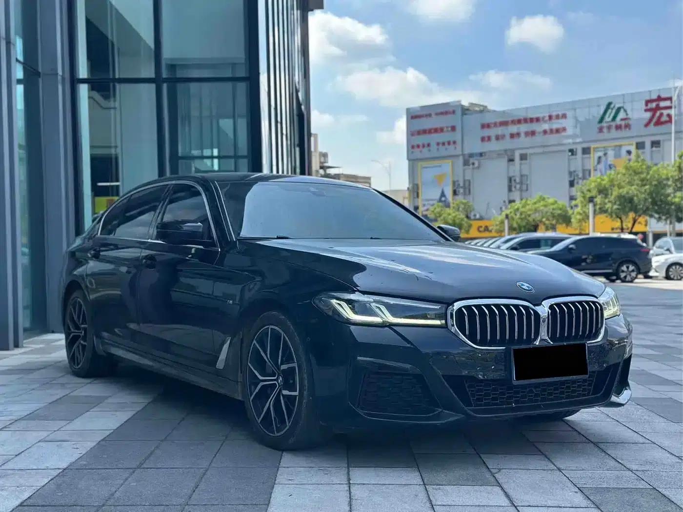 2022 BMW 5 Series 530Li Luxury M Sport Package — миниатюра 3