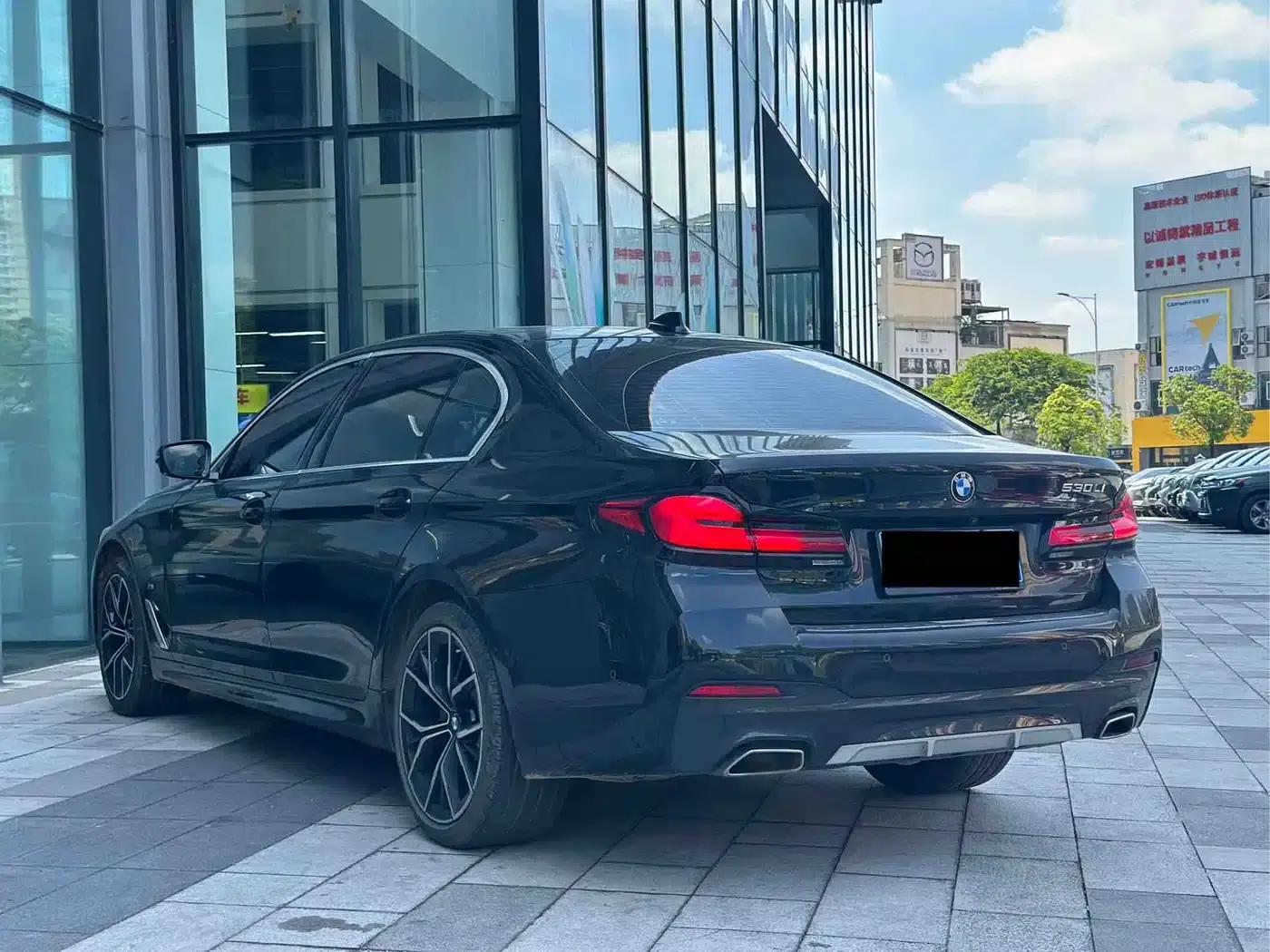 2022 BMW 5 Series 530Li Luxury M Sport Package — миниатюра 6