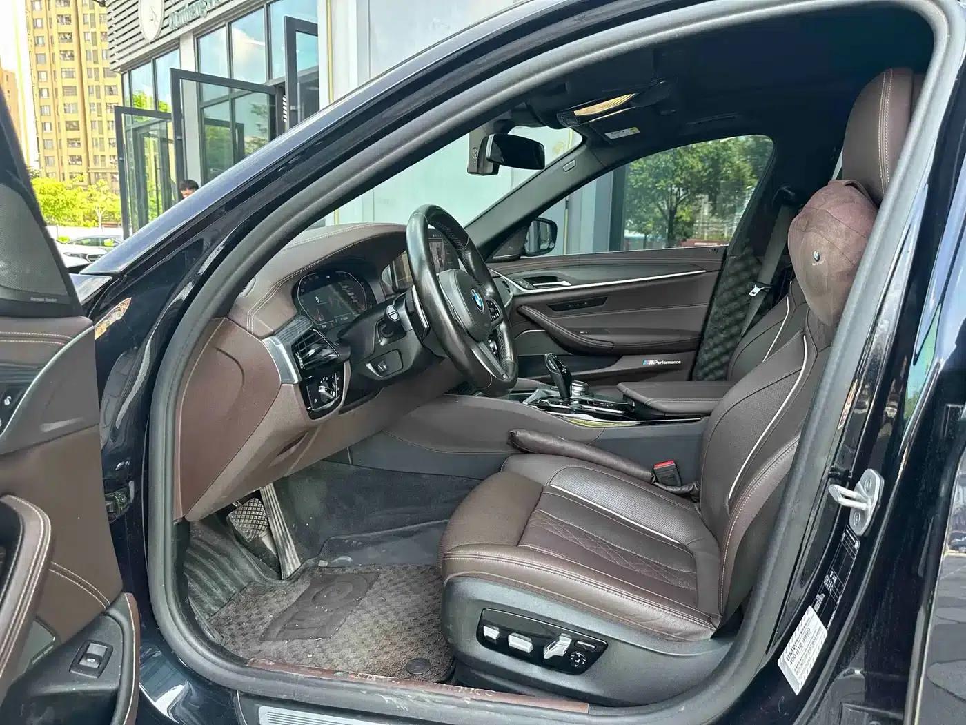 2022 BMW 5 Series 530Li Luxury M Sport Package — миниатюра 8