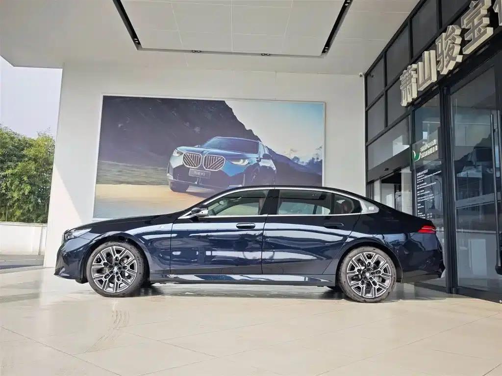2024 BMW 5 Series 530Li Luxury M Sport Package — миниатюра 2